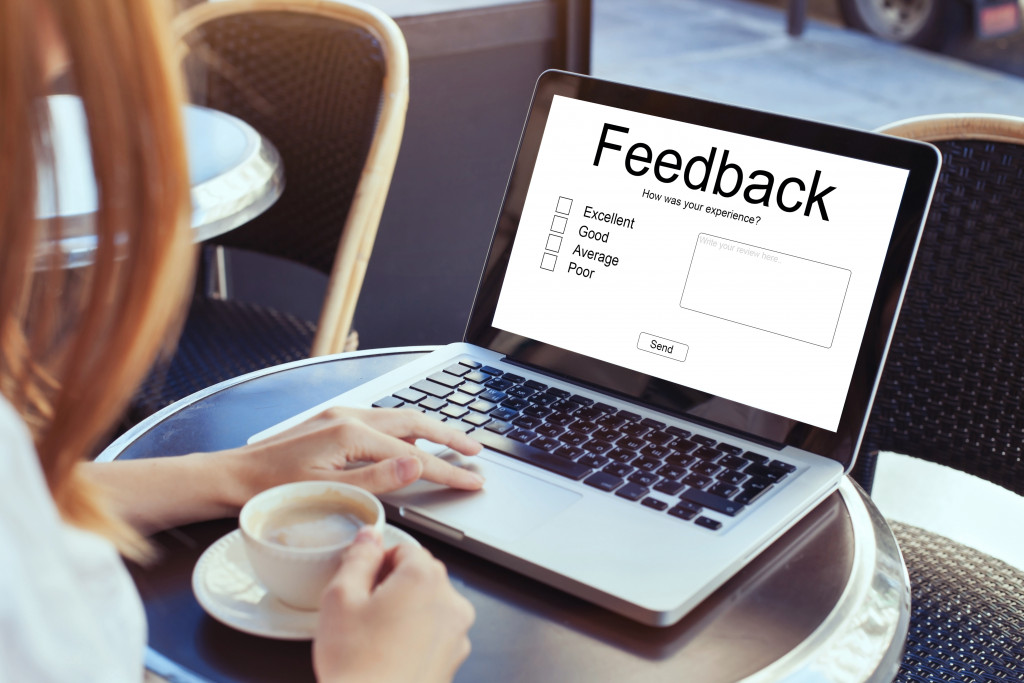filling up an online feedback form while have a coffee