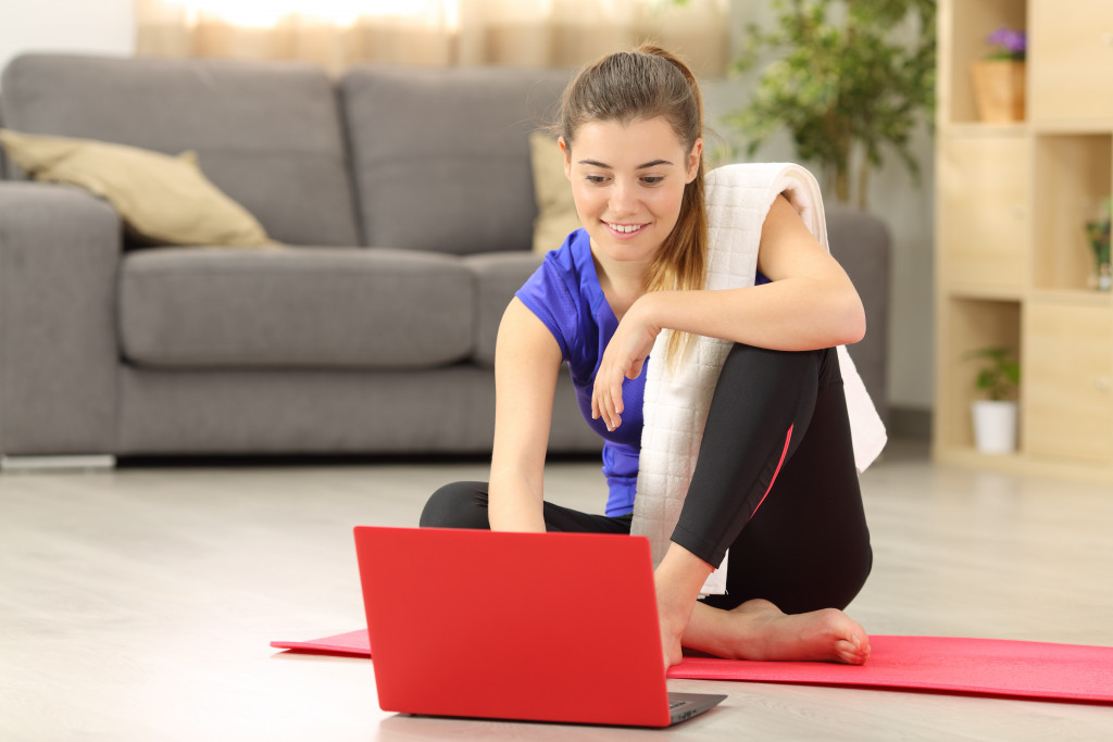 woman using fitness app for exercise